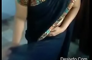 Indian aunty resembling how to strike a saree( Desivdo.com )