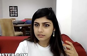 CAMSTER - Mia Khalifa's Webcam Turns On Before