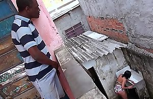 Espiando a vizinha rabuda na favela e