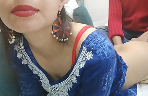 Indian Desi Bhabhi seduces electrician while he is