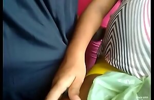 encoxando braç_o da gravida