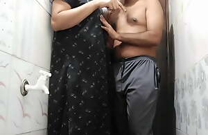 Bathroom mating – hot aunty with very young