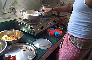 Madam Ne Naukar Se Kitchen Me Choot Chudayi Karayi