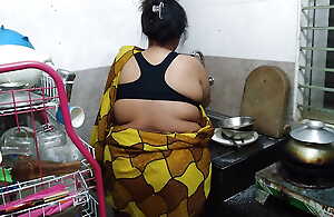 Kitchen Me Saree Pahana Desi Hot Aunty