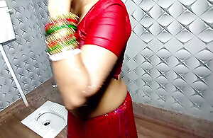 Bengali Girl Emily Ne Go to the toilet Me Nahate Tome Chut ME ugli Dali- Fireecouple Solo Sex