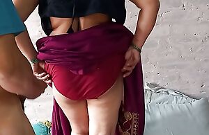 Hot sexi bhabhi ki sari me dogs style me